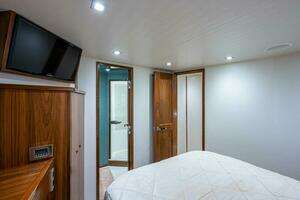 2017 Viking 75 Motoryacht thumbnail 32