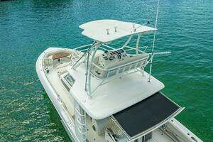 2016 Boston Whaler thumbnail 25