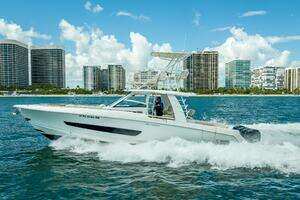 2016 Boston Whaler thumbnail 40