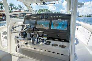 2016 Boston Whaler thumbnail 122
