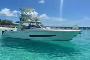 2016 Boston Whaler thumbnail 1
