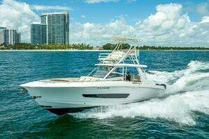 2016 Boston Whaler thumbnail 33