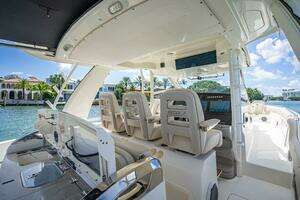 2016 Boston Whaler thumbnail 130