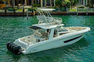 2016 Boston Whaler thumbnail 4