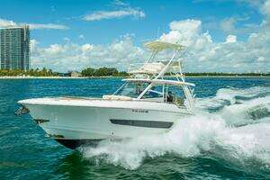 2016 Boston Whaler thumbnail 32