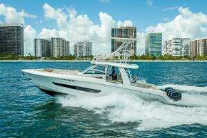 2016 Boston Whaler thumbnail 39