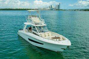 2016 Boston Whaler thumbnail 21