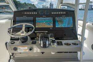 2016 Boston Whaler thumbnail 121