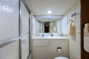 1987 Hatteras 63 Motor Yacht thumbnail 31