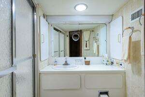 1987 Hatteras 63 Motor Yacht thumbnail 30
