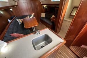 Nowhere Boat 33ft Hunter Yacht For Sale