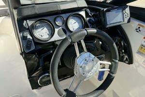 2015 Larson LX 225S IO thumbnail 19