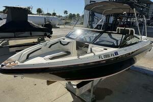 2015 Larson LX 225S IO thumbnail 4