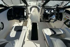 2015 Larson LX 225S IO thumbnail 14