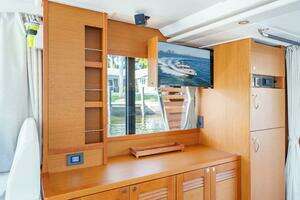 2025 Beneteau thumbnail 42