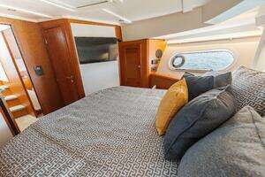 2025 Beneteau thumbnail 18
