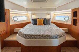 2025 Beneteau thumbnail 17