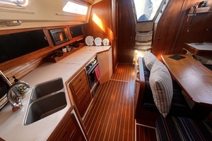 1990 Catalina 42 thumbnail 9