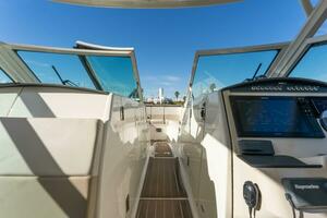 2017 Boston Whaler 320 Vantage thumbnail 7