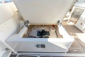 2017 Boston Whaler 320 Vantage thumbnail 18