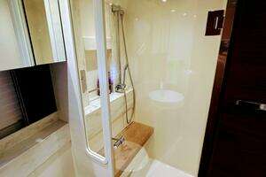 2014 Tiara Yachts 50 Coupe thumbnail 28