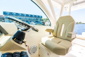 2016 Pursuit OS 385 Offshore thumbnail 11