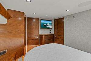 2023 Viking 54 Convertible thumbnail 18