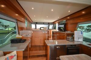 Outer Reef 62 SOUTH  PAWS - Salon Galley Helm