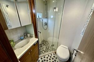 Outer Reef 62 SOUTH  PAWS - VIP Stateroom Ensuite Head