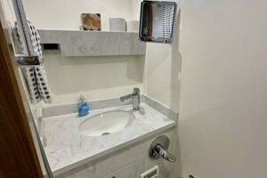 Outer Reef 62 SOUTH  PAWS - Guest Cabin Ensuite Head