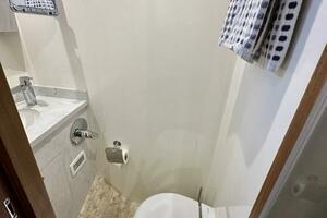 Outer Reef 62 SOUTH  PAWS - Guest Cabin Ensuite Head