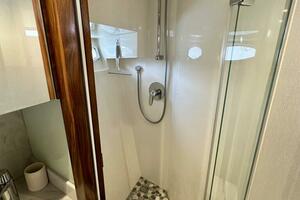 Outer Reef 62 SOUTH  PAWS - VIP Stateroom Ensuite Head