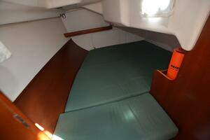 Heals Easily Too 33ft Beneteau Yacht For Sale