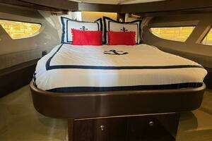 2016 Sea Ray 40 Sundancer thumbnail 11