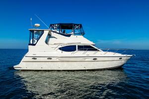 Photo 5927227 for 1999 Maxum 4100 SCA Motor Yacht  