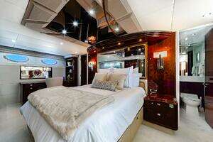 2001 Lazzara Yachts 94 Motor Yacht thumbnail 5
