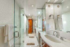 2001 Lazzara Yachts 94 Motor Yacht thumbnail 33