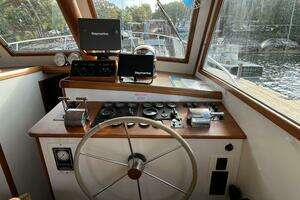 1986 Wilbur Flybridge Cruiser thumbnail 21