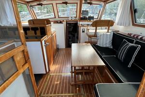 1986 Wilbur Flybridge Cruiser thumbnail 20