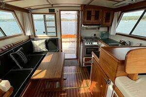 1986 Wilbur Flybridge Cruiser thumbnail 18