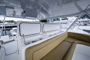 Viking 64 BIG BLUE - Flybridge Helm Seating