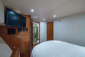 2004 Viking 48 Convertible thumbnail 19