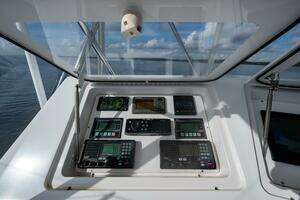 2004 Viking 48 Convertible thumbnail 39