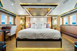 2010 Ocean Alexander 83 Motor Yacht thumbnail 3