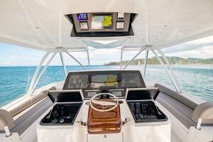 2023 Viking 64 Convertible Helm