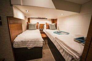 2016 Tiara Yachts 44 Coupe thumbnail 11