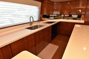 2019 Viking 80 Skybridge thumbnail 22