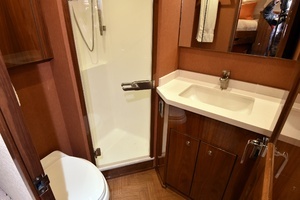 2019 Viking 80 Skybridge thumbnail 57