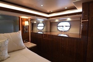 2019 Viking 80 Skybridge thumbnail 31