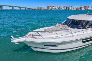 2016 Riviera 5000 Sport Yacht thumbnail 17